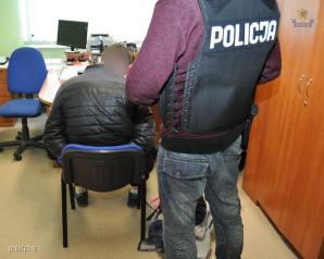 Znęcali się nad 44-latkiem i strzelali do niego z wiatrówki
