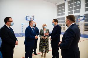 Premier Mateusz Morawiecki odwiedził szkołę podstawową im. Kardynała Stefana Wyszyńskiego w Kryspinowie
